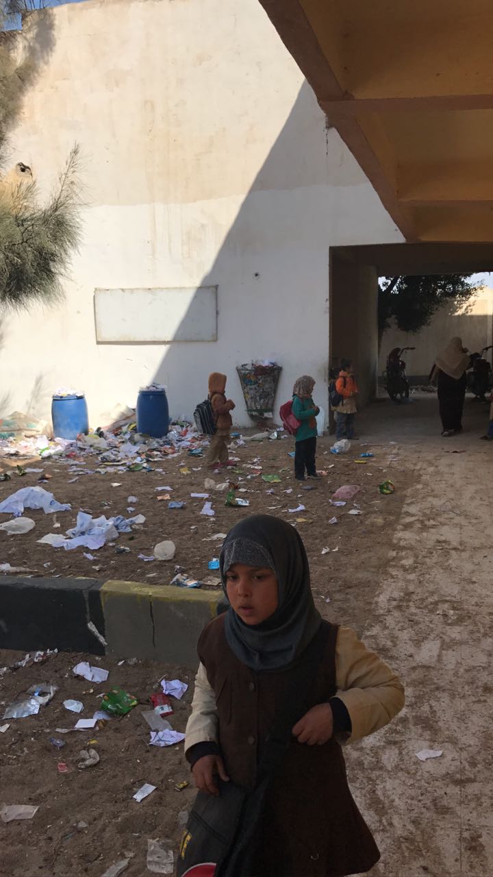 القمامة داخل مدرسة أحمد عرابى الإبتدائية