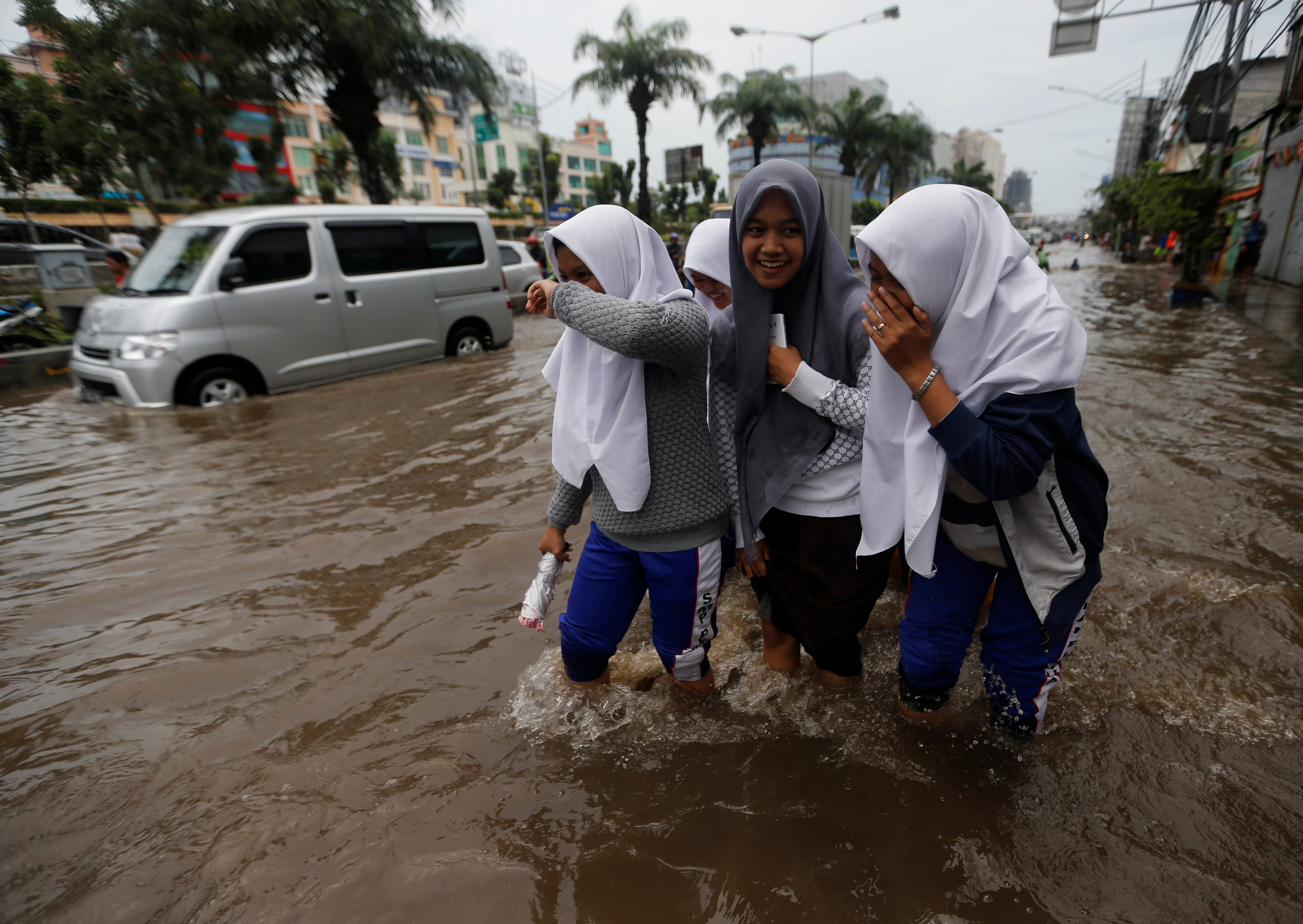 فتيات وسط الفيضانات