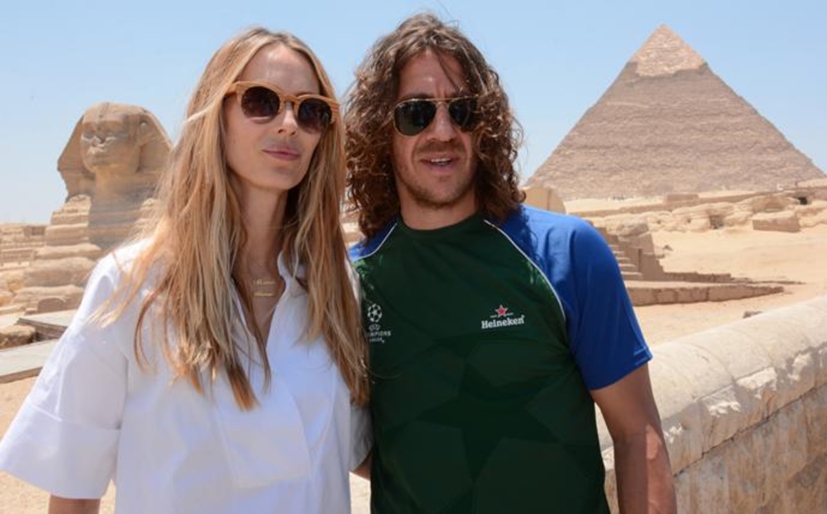 كارليس بويول مع زوجته فى الأهرامات