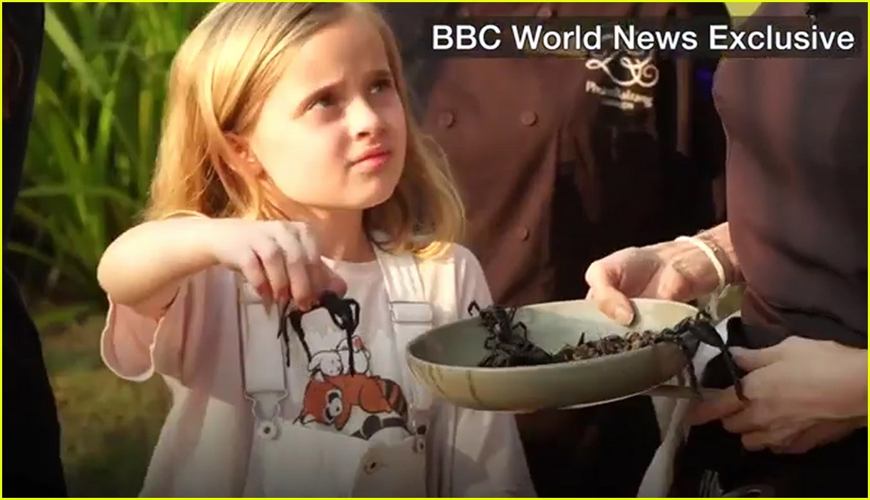 ابنة انجلينا جولي تأكل العناكب