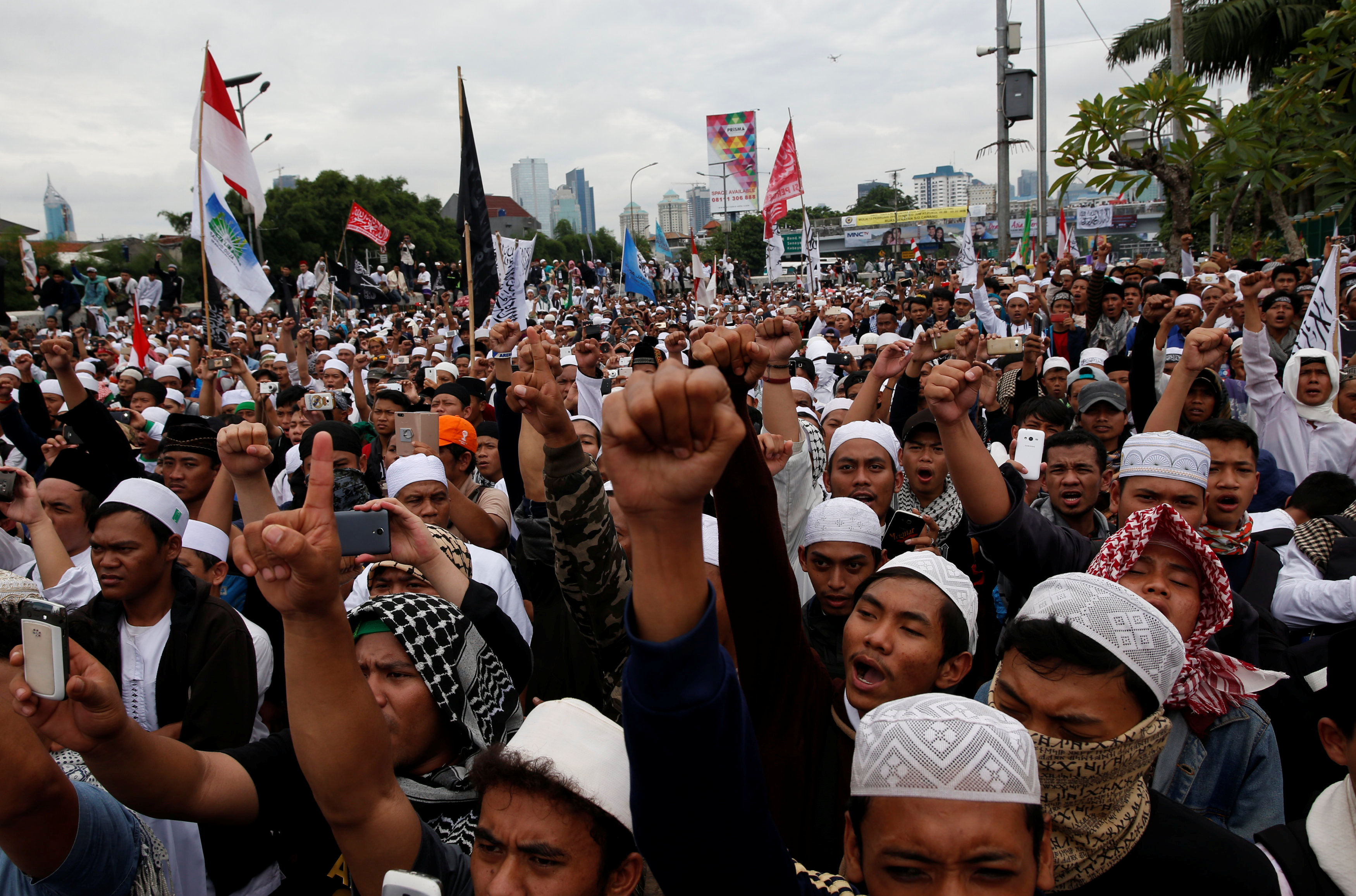 مظاهرة حاشدة فى إندونيسيا لإقالة محافظ مسيحى
