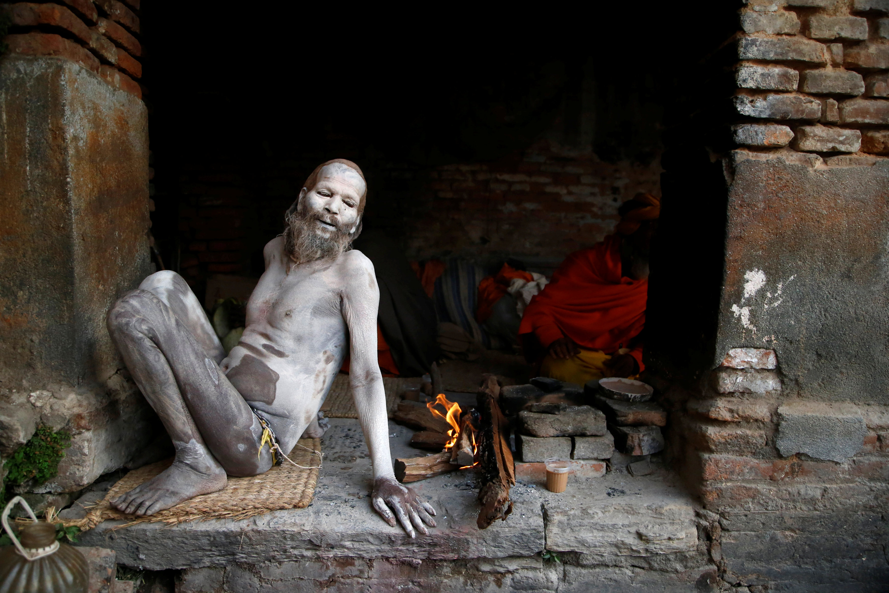 رجل هندوسى غطى جسمه بالرمال استعدادًا للاحتفال بكرنفال ماها شيفاتارى الدينى