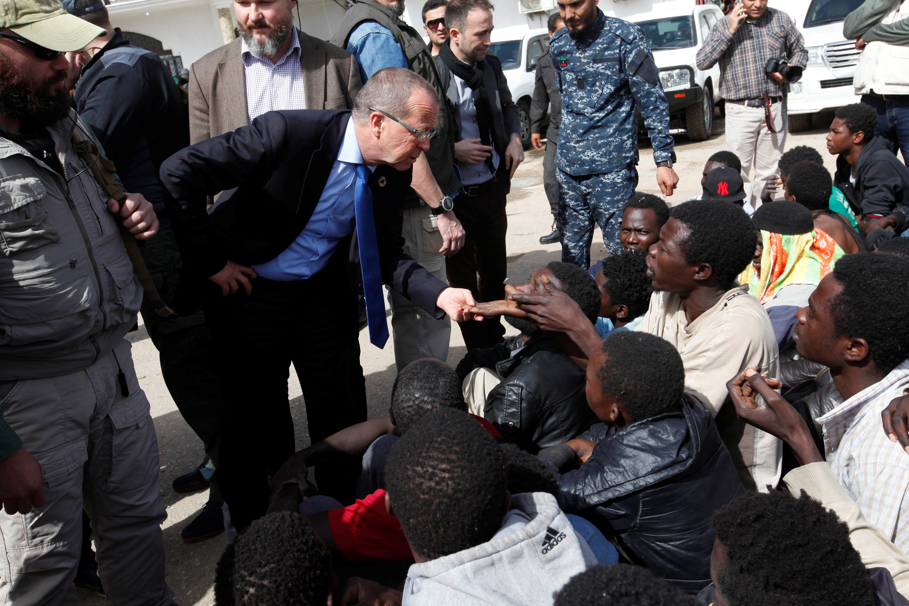 مارتن كوبلر خلال زيارته لمعسكر للمهاجرين الافارقة فى ليبيا