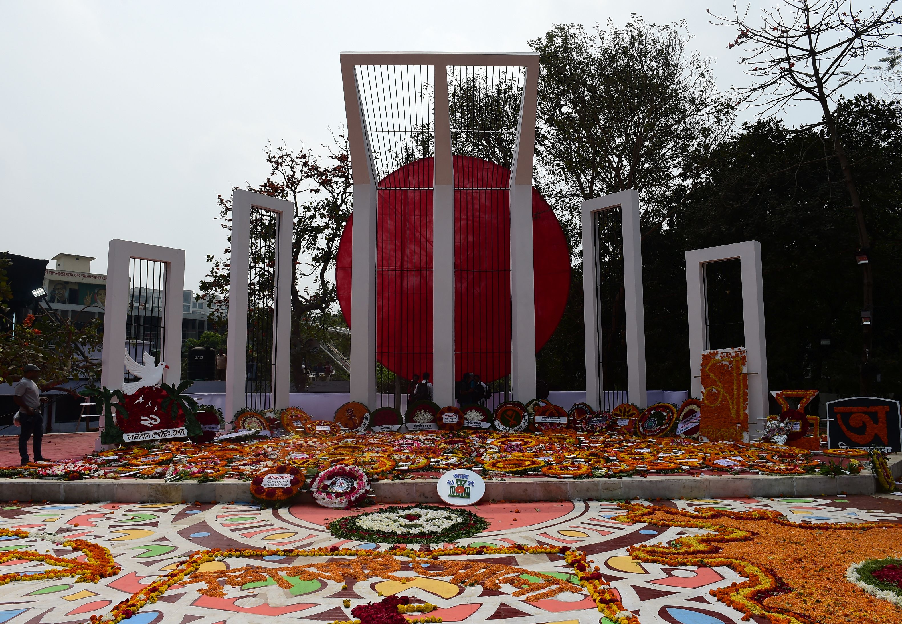 وضع الزهور فى نصب الشهداء حركة اللغة البنجالية 1952