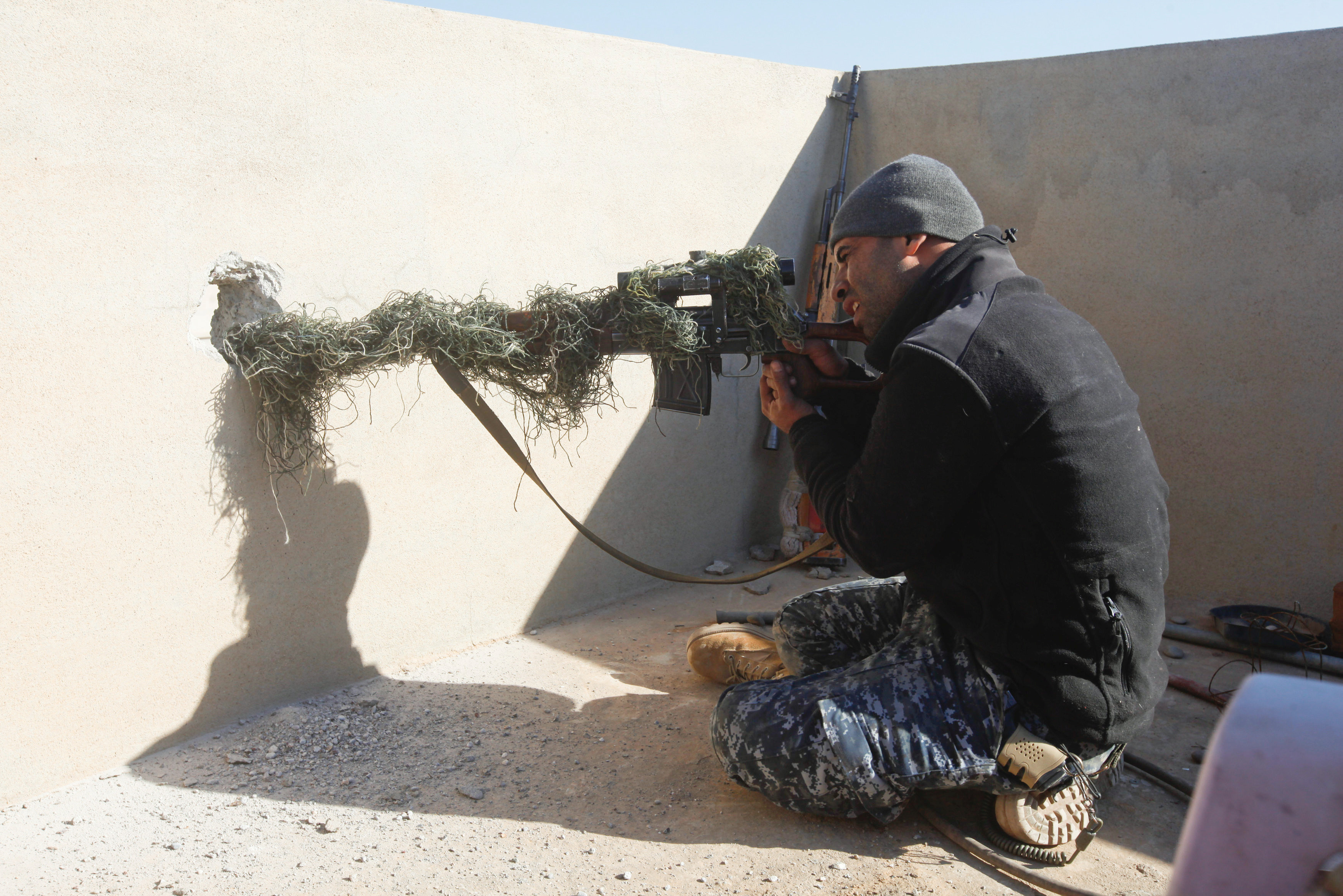 أحد أفراد الأمن العراقى يقاتل الدواعش