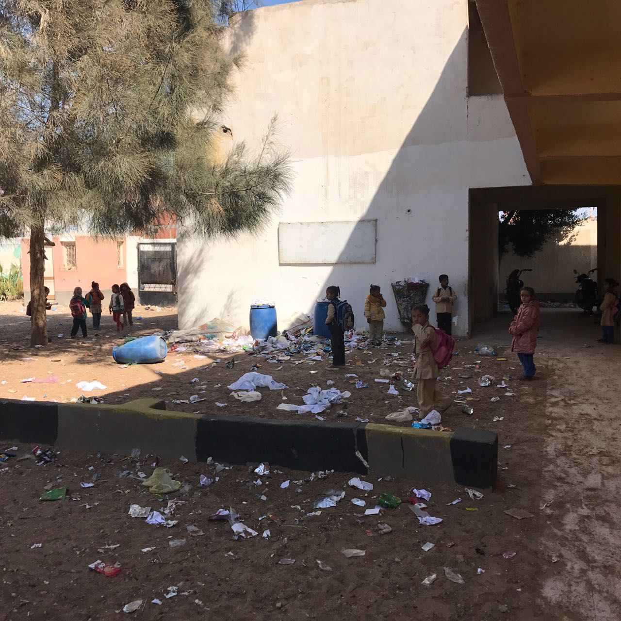 تلاميذ مدرسة أحمد عرابى الإبتدائية وسط القمامة