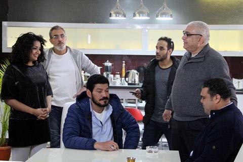 فريق عمل المسلسل يستمعون الى تعليمات المخرج محمد النقلي