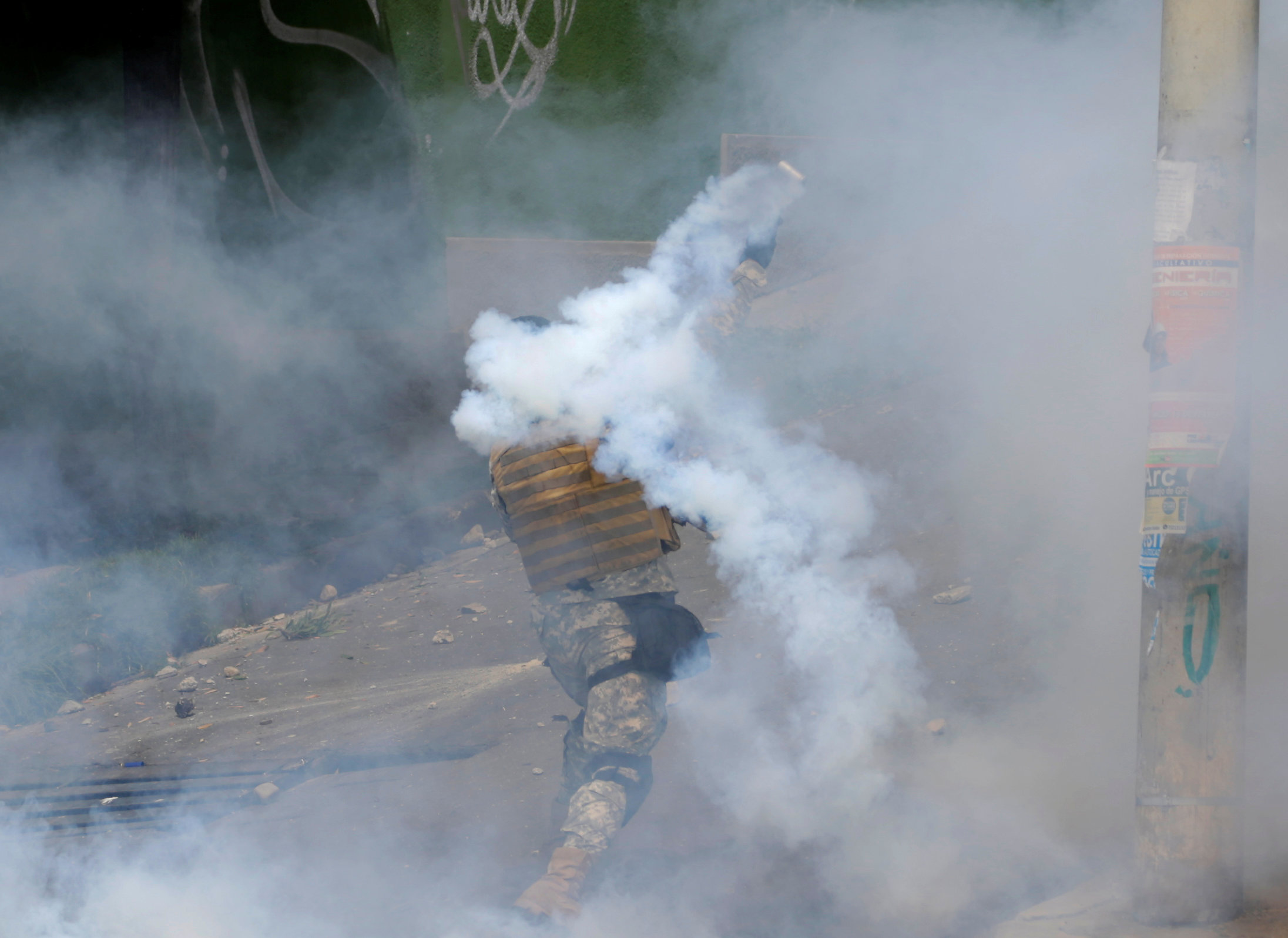 الشرطة البوليفية تطلق الغاز المسيل للدموع