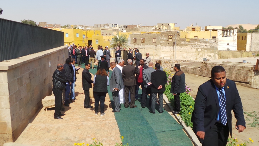 وزيرا الآثار والثقافة يسيران على سجادة خضراء (4)