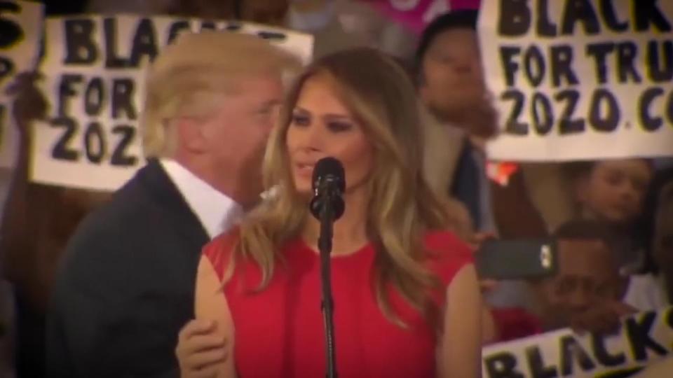 الرئيس ترامب يلامس كتف زوجته ميلانيا خلال كلمتها بفلوريدا