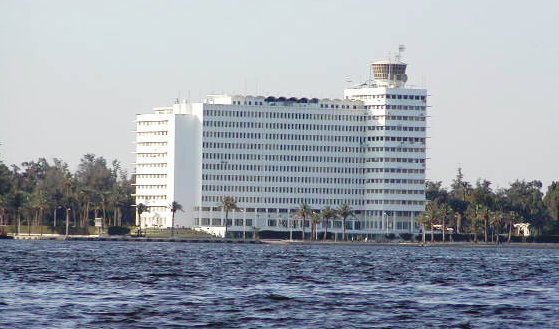 المبنى على شاطئ القناة