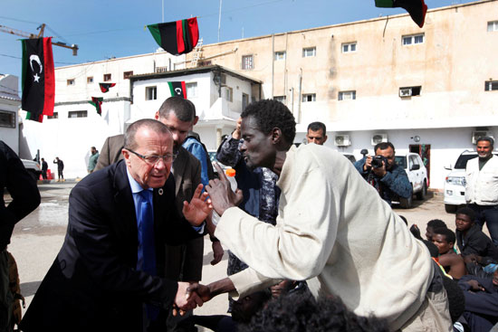 مارتن كوبلر خلال زياراته لمعسكر للمهاجرين الأفارقة بليبيا