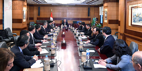 رئيس الوزراء يلتقى إحدى شركات الطاقة الصينية بحضور وزير البترول لبحث التعاون  (1)