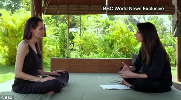 انجلينا جولي مع مراسلة bbc
