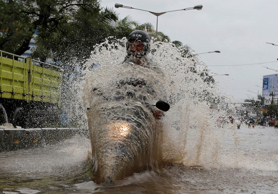 فيضانات عارمة فى اندونيسيا