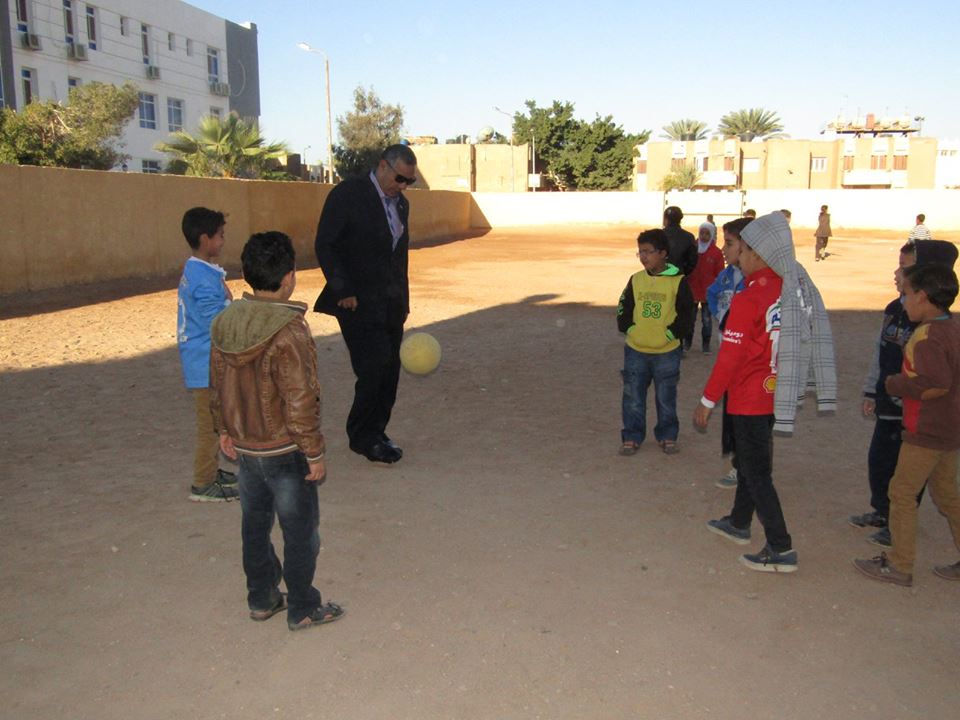 رئيس المدنية يمارس الرياضة كرة القدم مع تلاميذ مدرسة اللواء فريد عزت الابتدائية