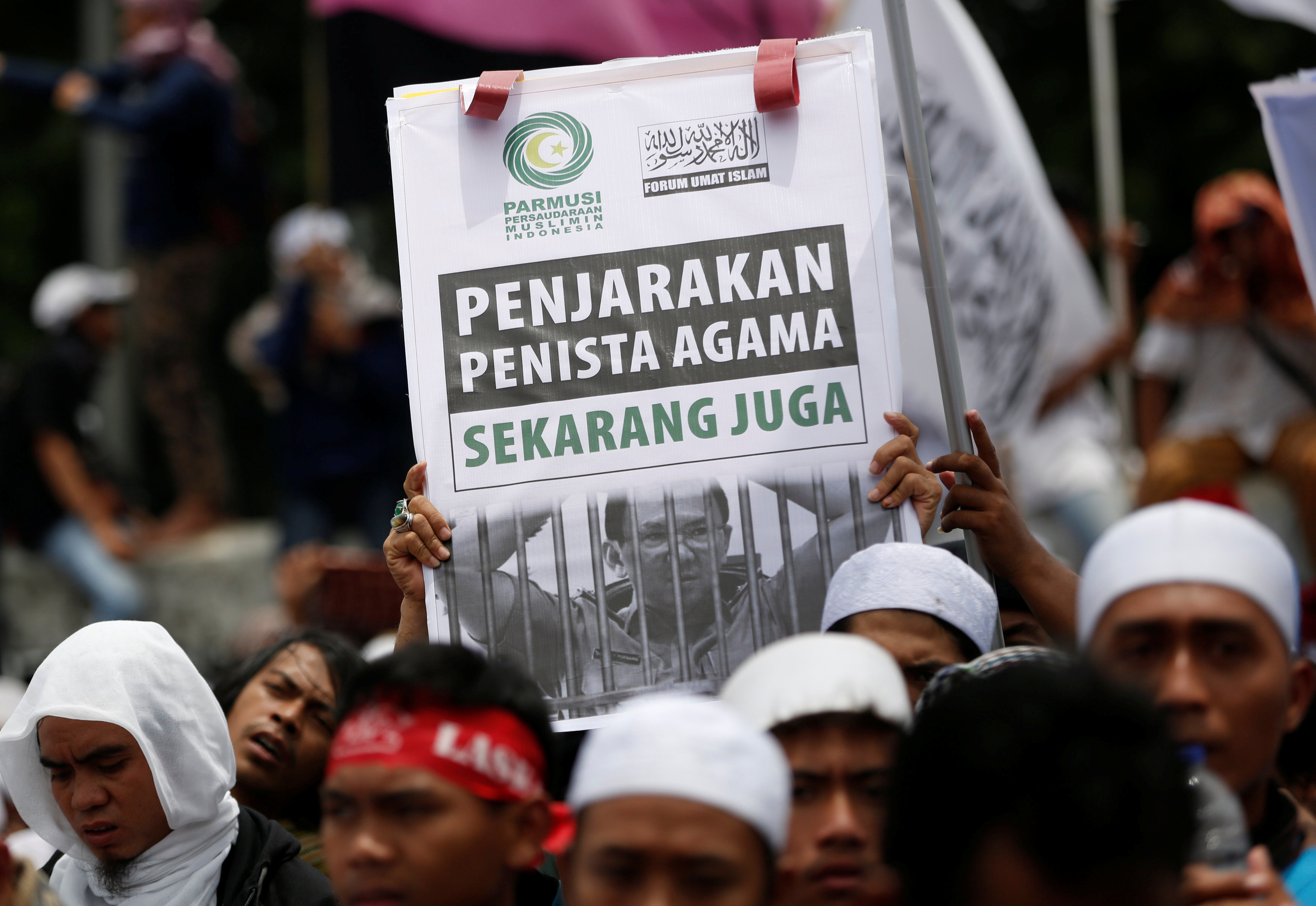 إسلاميون يحتجون على تعيين محافظ مسيحيى فى إندونيسيا