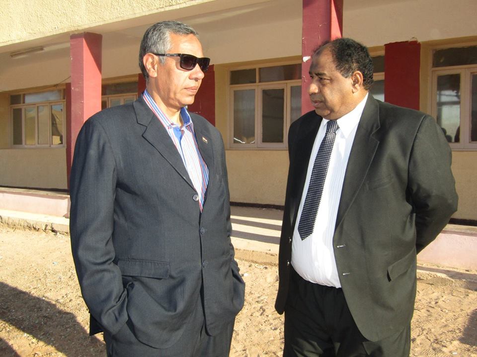 محمود بخيت مدير المدرسة يتحدث مع احمد عبد العظيم رئيس مدنية ابورديس