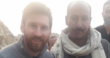 اللاعب العالمى ميسى يلتقط صورة مع عم أشرف شيخ الخفر بمنطقة الأهرامات