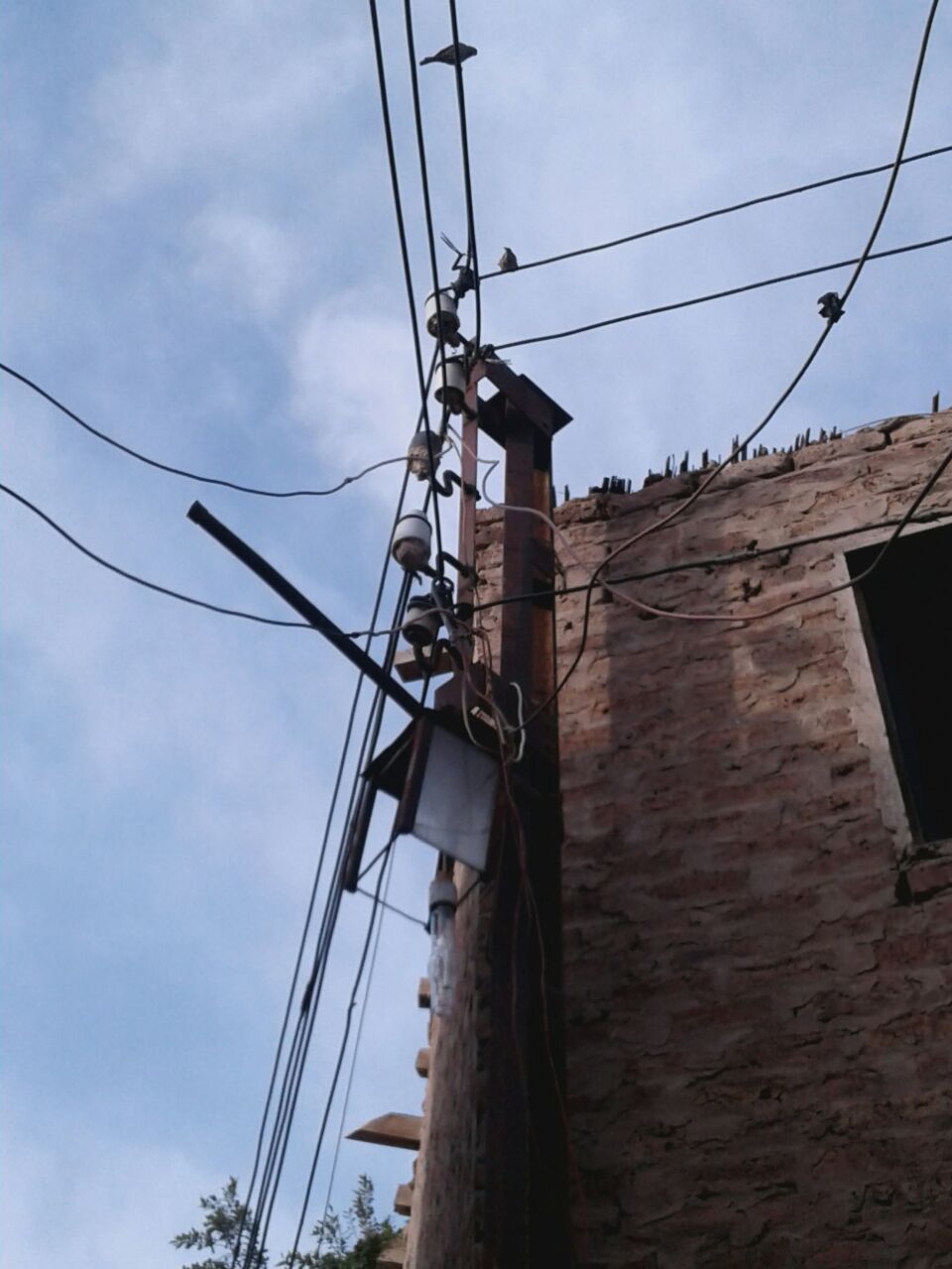 أعمدة الكهرباء بقرية النمروط
