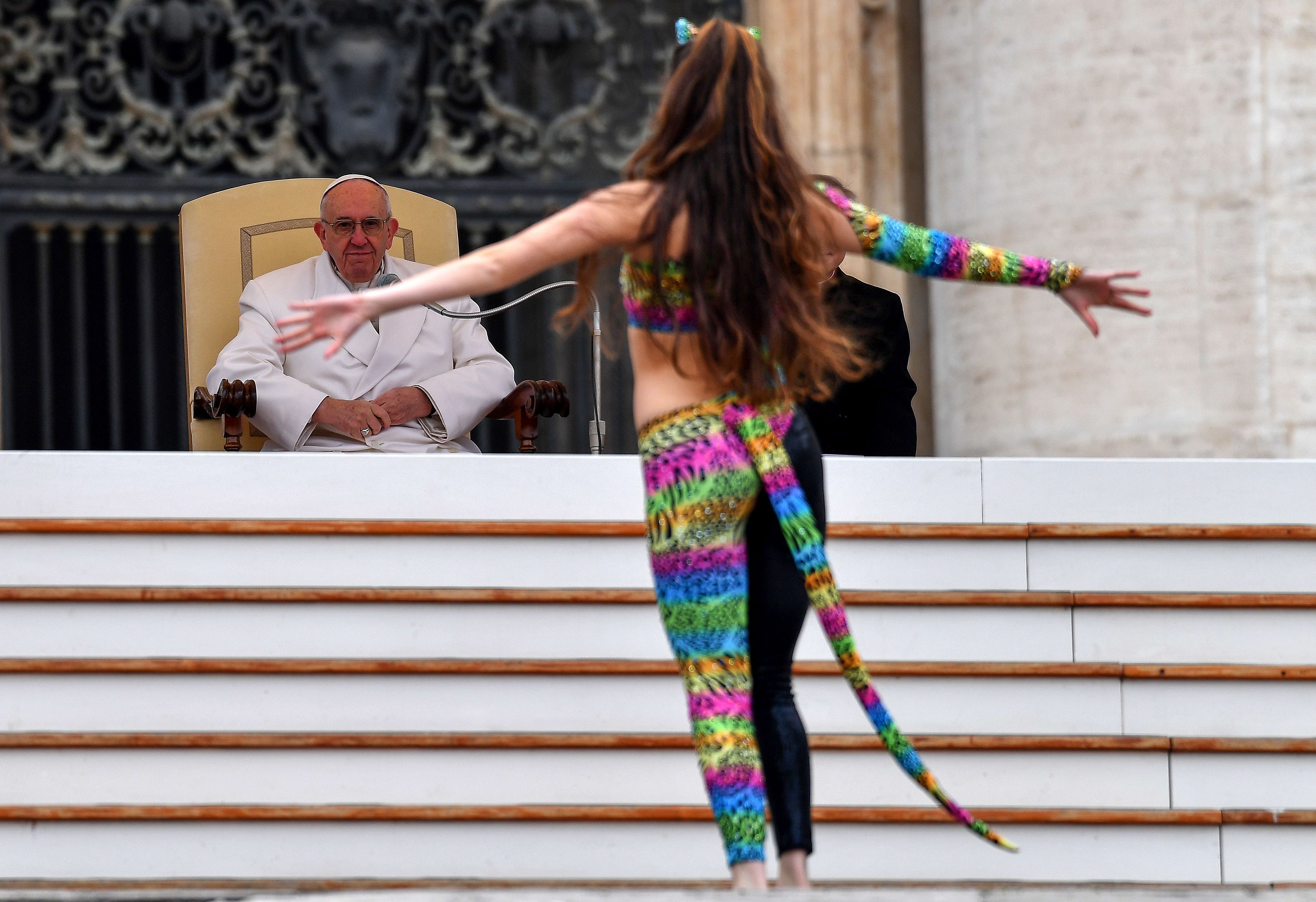 البابا ينظر إلى الفتاة خلال أدائها العروض الفنية - أ ف ب