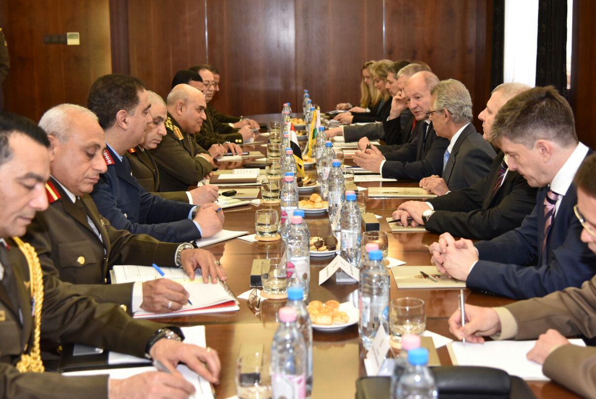 اجتماع وزير الدفاع فى المجر