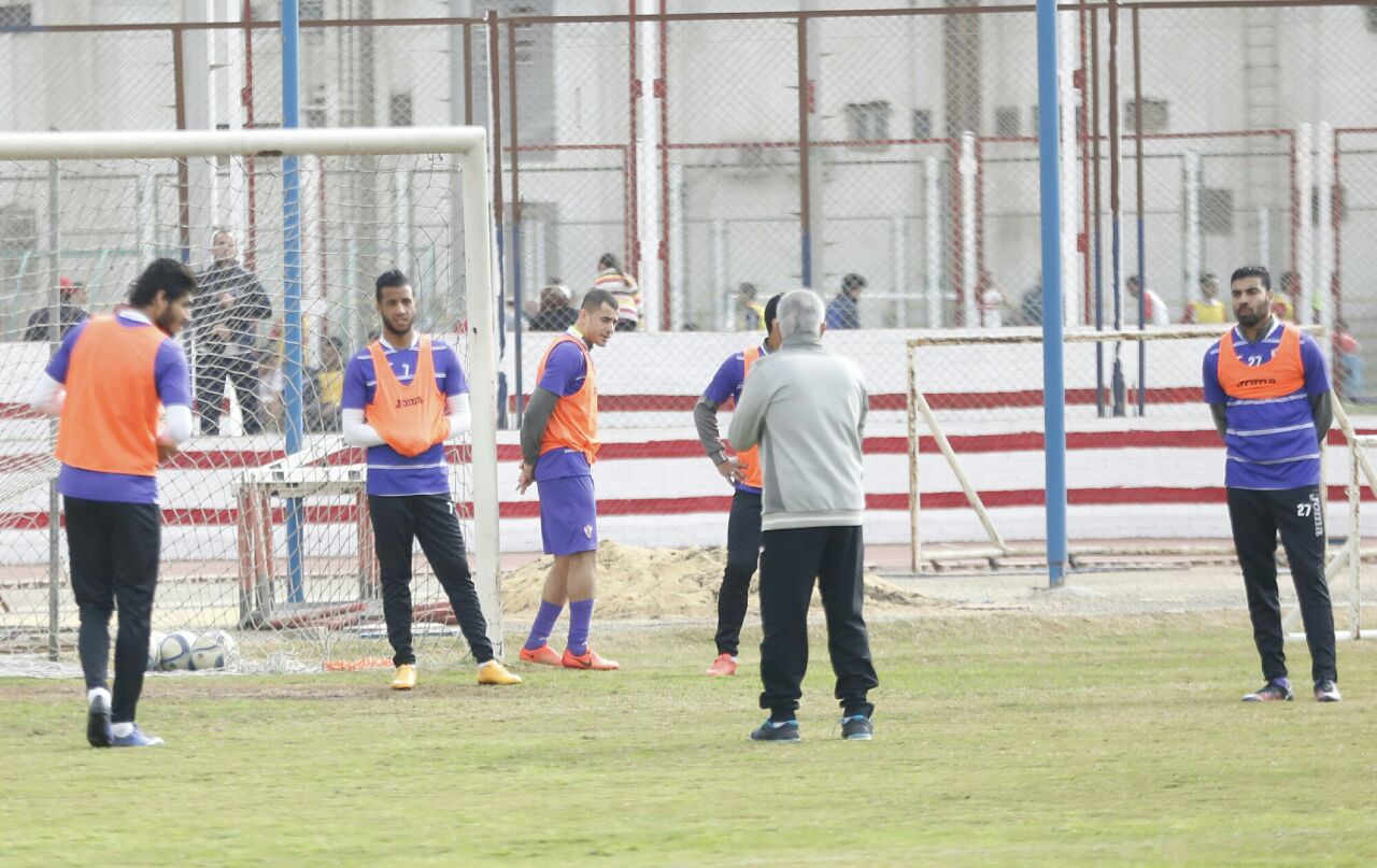 محمد حلمى يتحدث مع لاعبى الزمالك فى المران