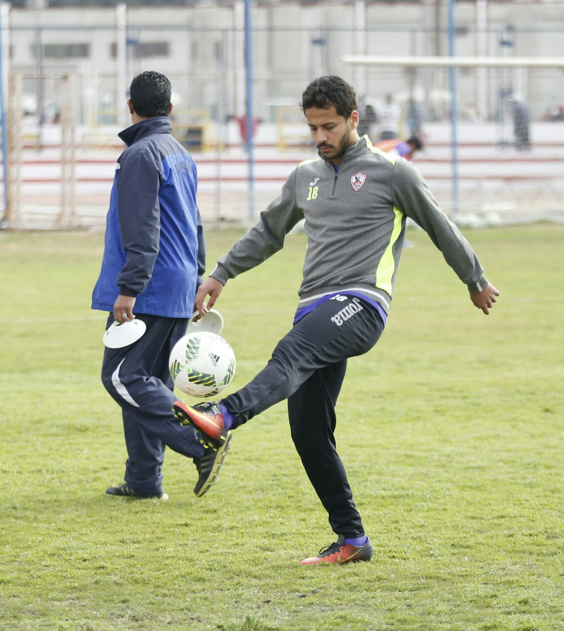 احمد رفعت يداعب الكرة فى تدريبات الزمالك