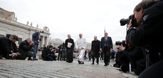 وصول-بابا-الفاتيكان-إلى-ساحة-القديس-بطرس