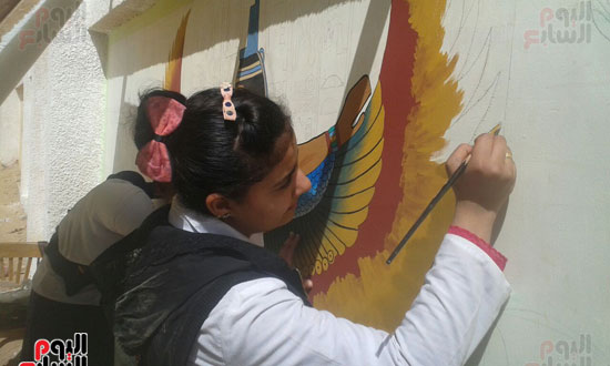 طالبات المدرسة يرسمن على الجدار