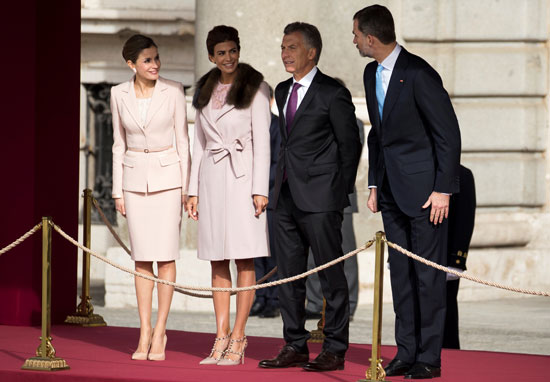 ملكة-أسبانيا-ورئيس-الأرجنتين-خلال-مراسم-الاستقبال-في-القصر-الملكي-في-مدريد