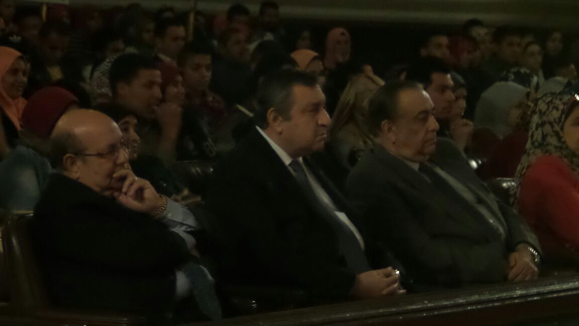 عصام شرف يحضر عرض مسرحية مصر البيت الكبير (2)