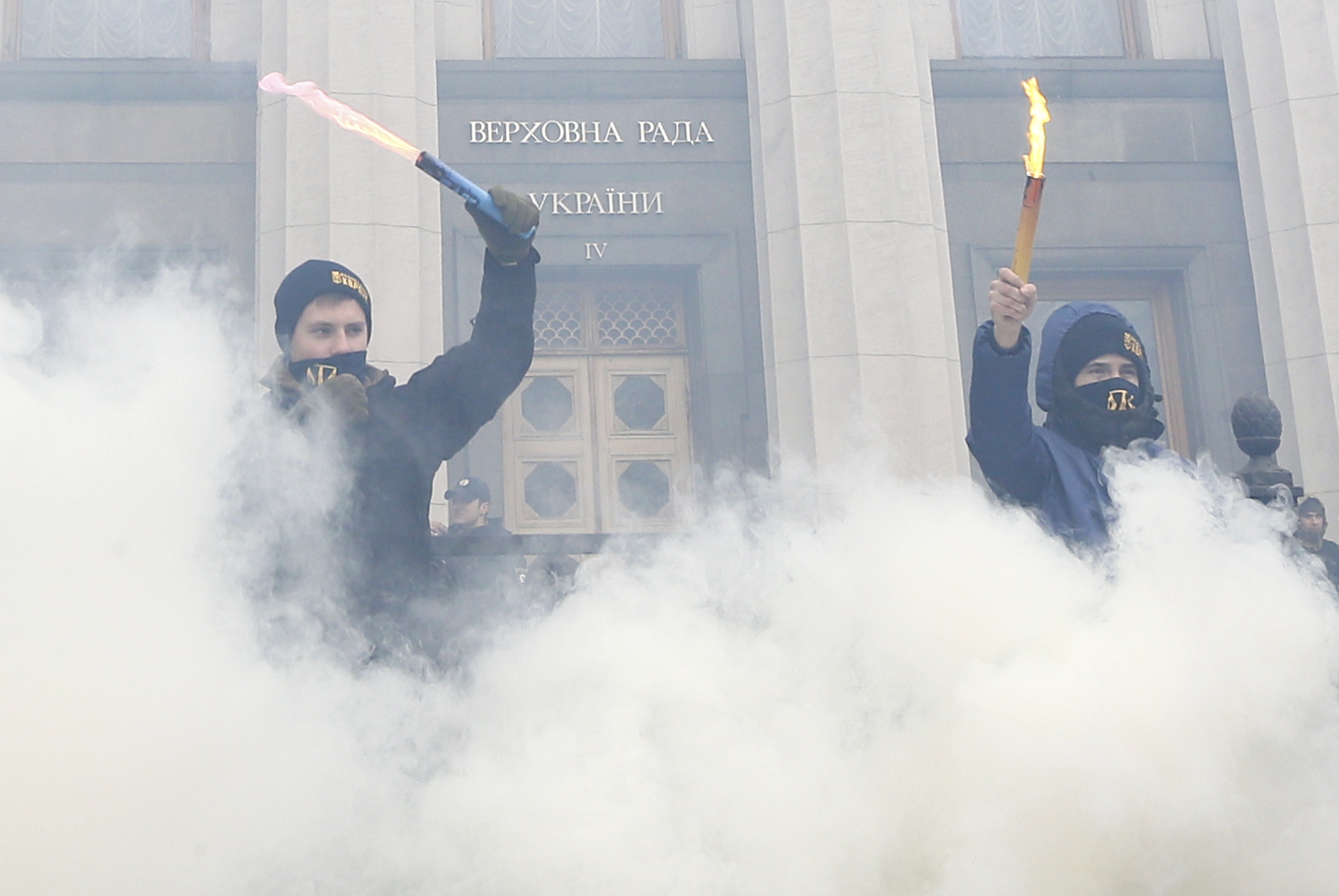 وصول المتظاهرون إلى مقر مبنى البرلمان الأوكراني