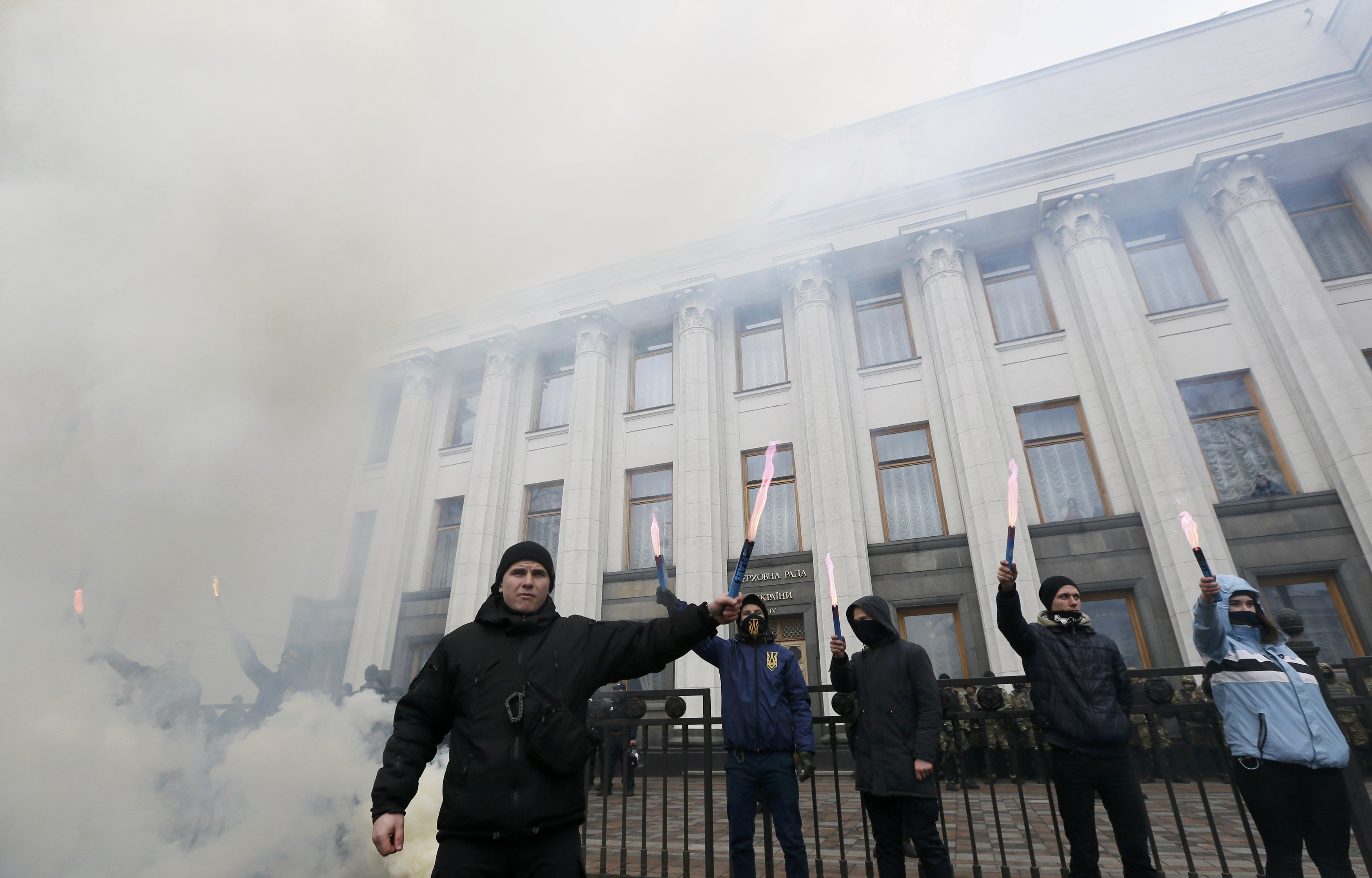 متظاهرون يحيون الذكرى الثالثة قرب البرلمان الأوكرانى