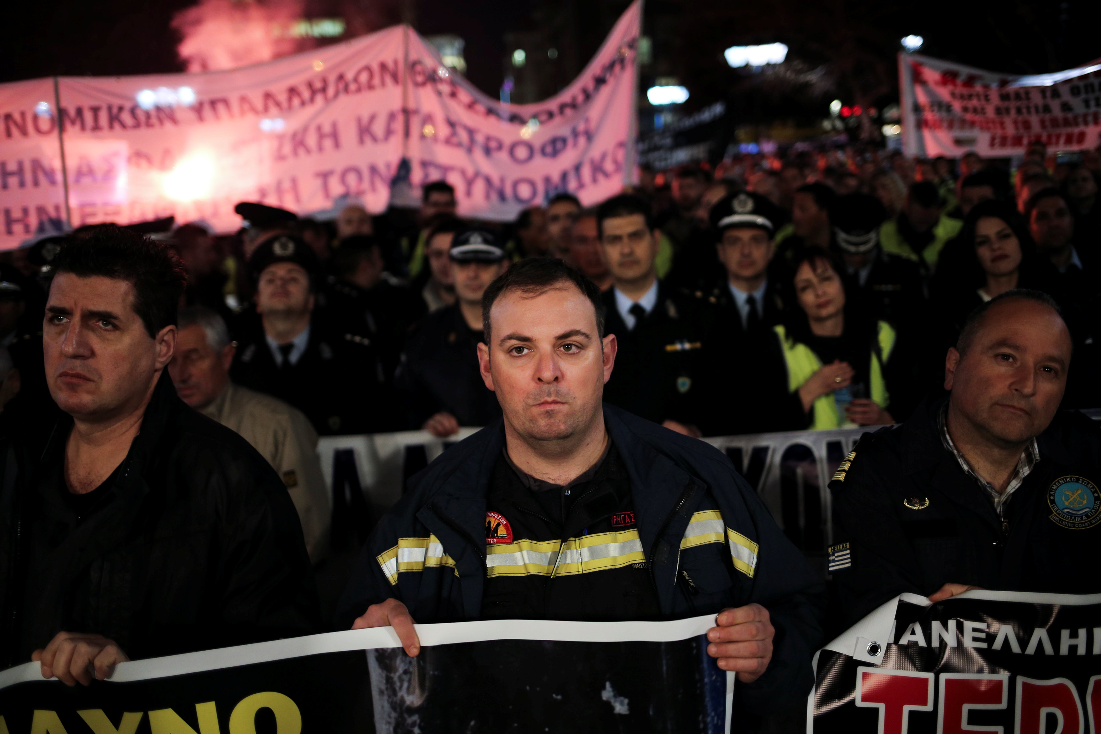 تظاهرات لفرق الإطفاء فى اليونان احتجاجا على حذف بدل الأعمال الخطرة