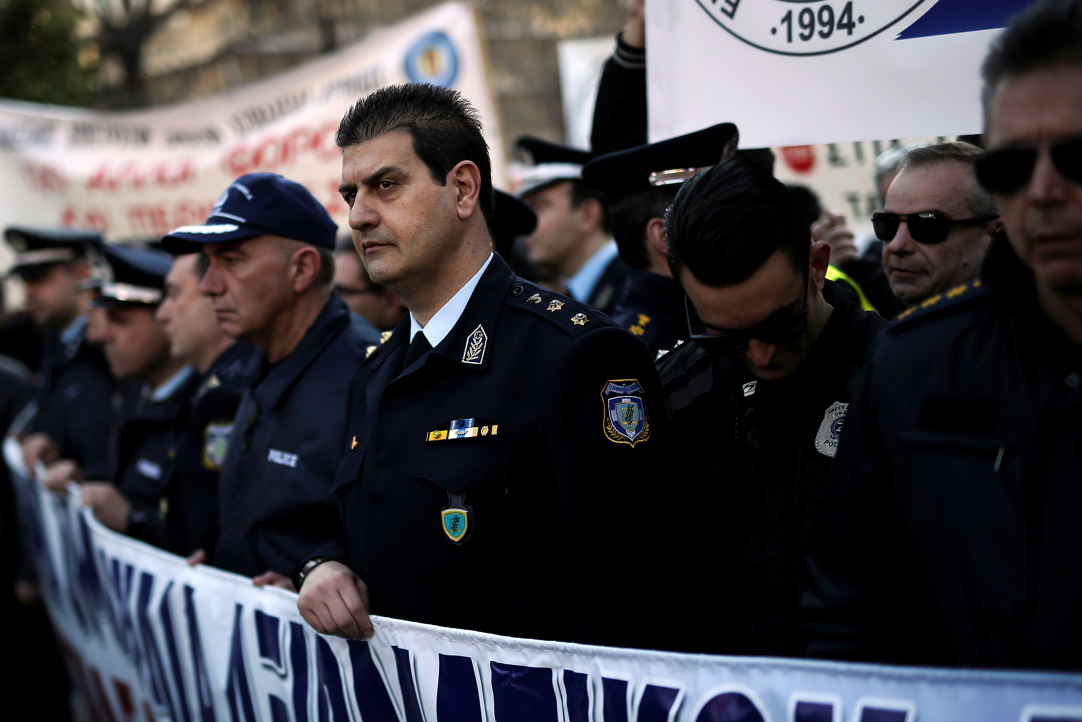 تظاهرات لفرق الإطفاء فى اليونان احتجاجا على حذف بدل الأعمال الخطيرة