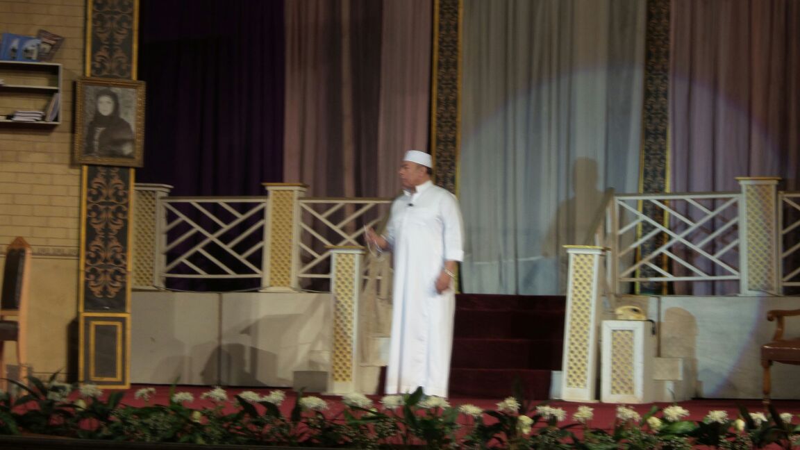 عصام شرف يحضر عرض مسرحية مصر البيت الكبير (3)