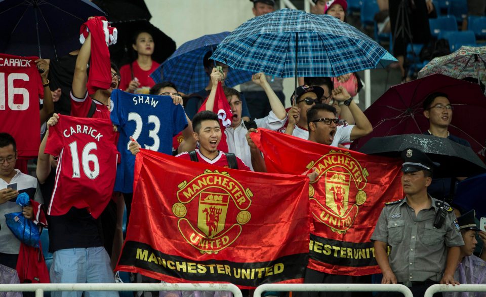 جماهير الصين ترفع اعلام مانشستر يونايتد