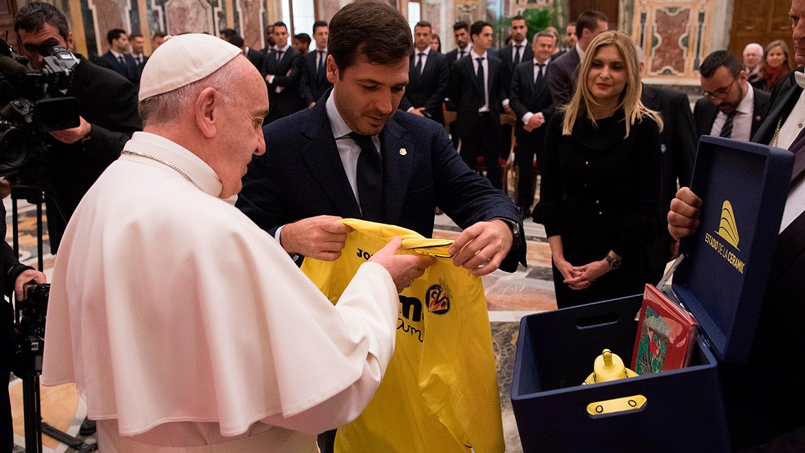 البابا فرانسيس يوقع على قميص فياريال