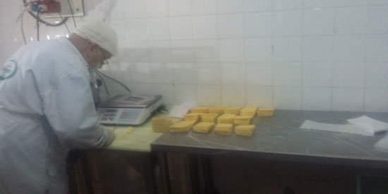 تقطيع الجبن الرومى