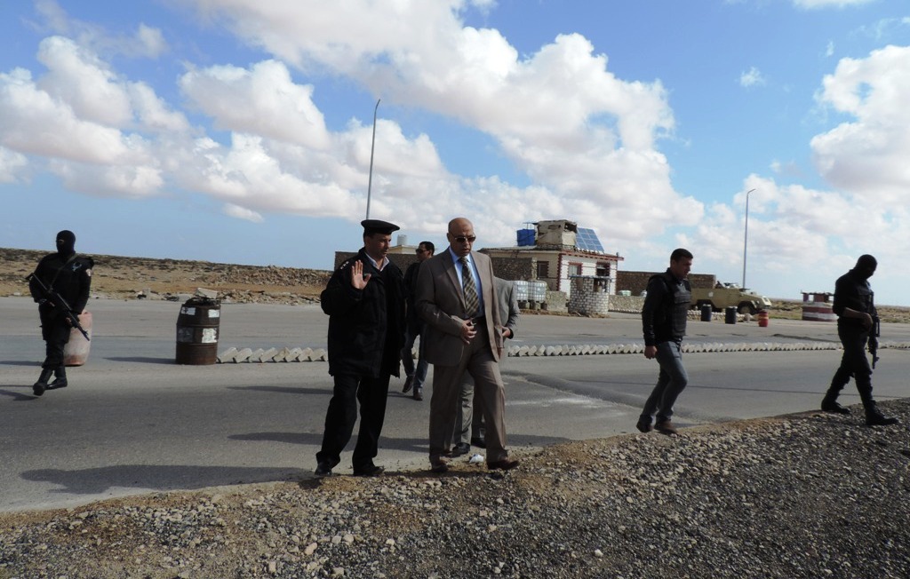  مدير أمن مطروح يتفقد كمين مدخل مدينة مرسى مطروح
