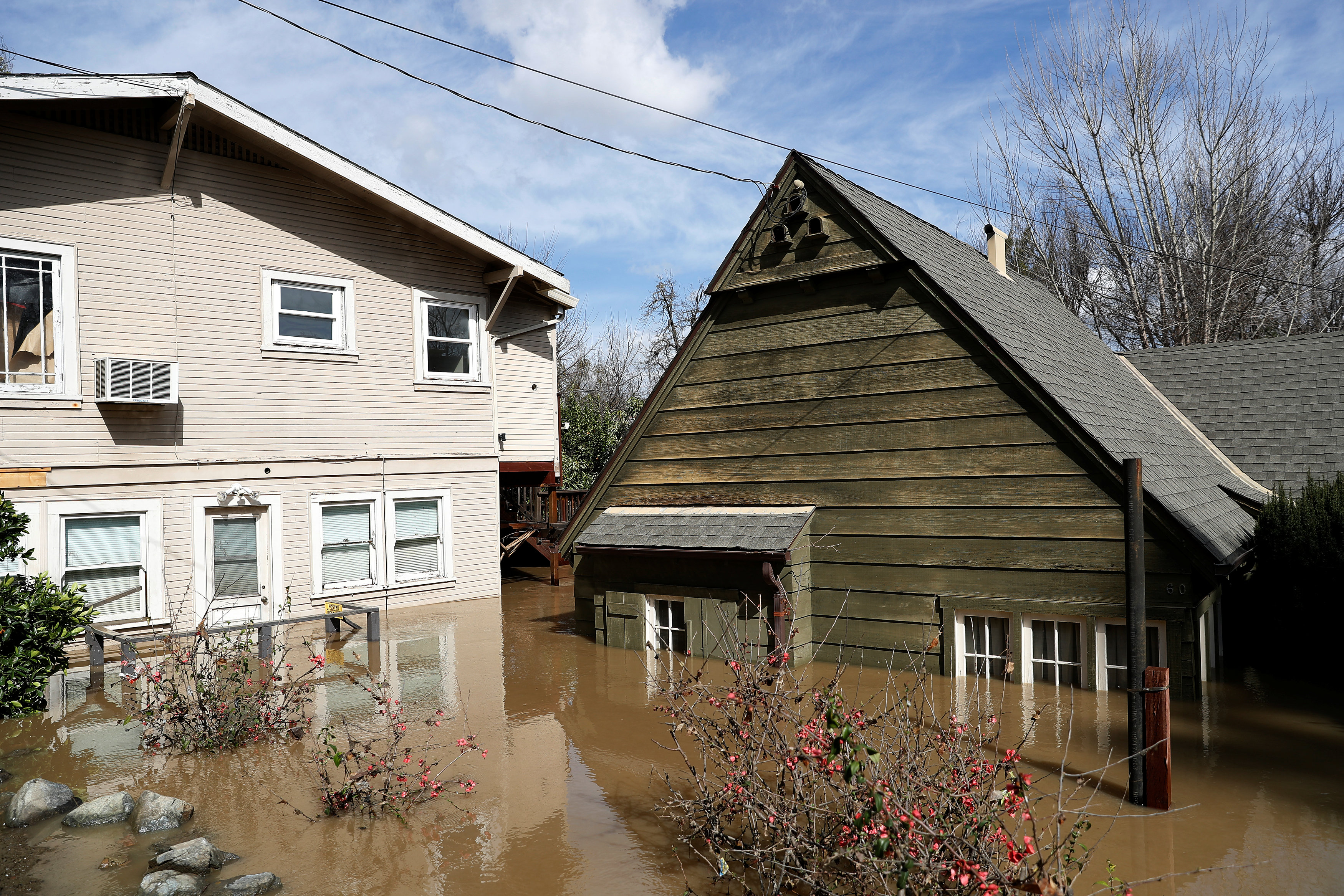 مياه الامطار تغطى اجزاء كبيرة من المنازل فى كاليفورنيا
