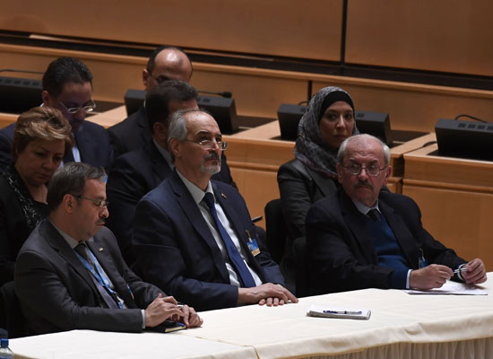 بشار الجعفرى ووفد النظام السورى خلال مباحثات جنيف لحل الأزمة السورية
