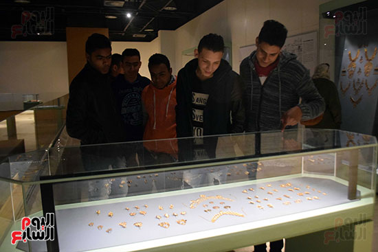 الشباب خلال زيارتهم لمتحف الحضارة  