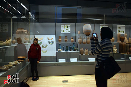 التقاط الصور التذكارية مع المعروضات داخل متحف الحضارة من قبل الزوار