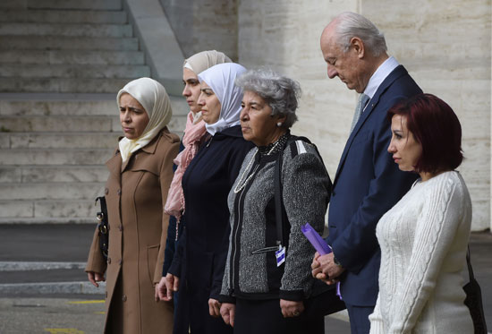 دى ميستورا يقف مع النساء السوريات أمام مقر الأمم المتحدة فى جنيف