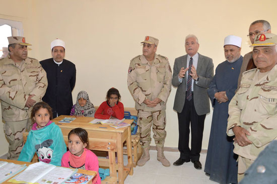 محافظ جنوب سيناء يستعرض أعمال القوات المسلحة ومؤسسات المجتمع المدنى فى المعهد الأزهرى الجديد