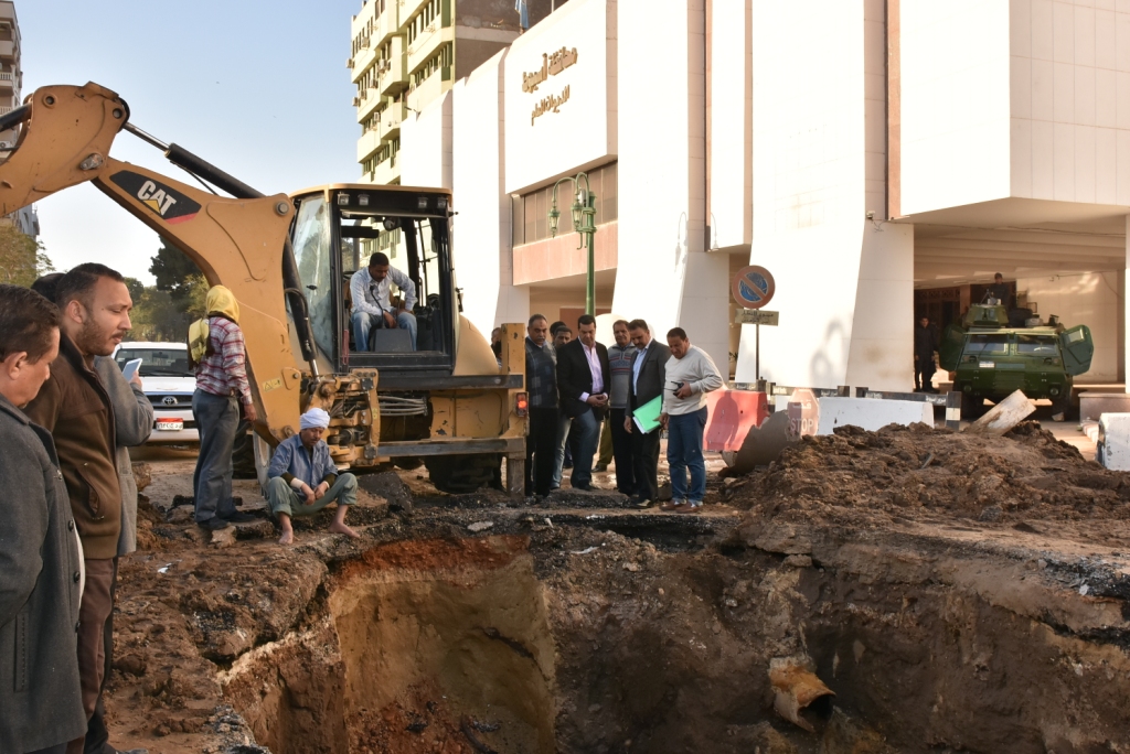 محافظ أسيوط يتفقد أعمال إصلاح ماسورة مياه الرئيسية بشارع الثورة 