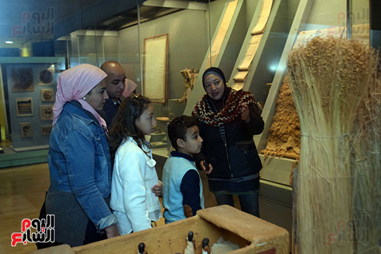 الأسر المصرية تستمع لشرح مفتش الأثار داخل متحف الحضارة