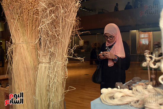 إحدى الطالبيات فى المعرض المؤقت لمتحف الحضارة